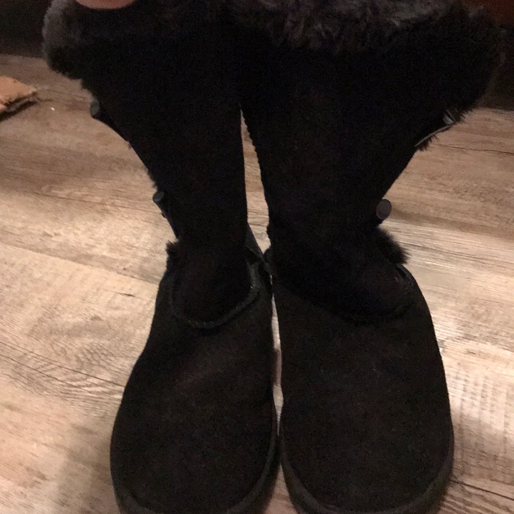 Black off-brand ugg boots